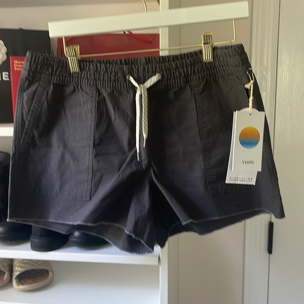 vuori ripstop black shorts size m new with tags
